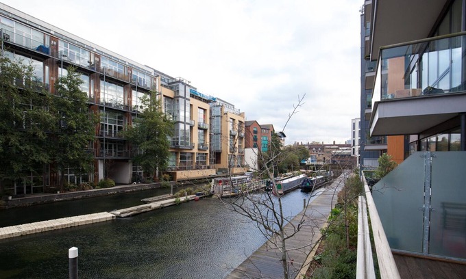 De Beauvoir Apartamento | Canal Side Living | Large balcony overlooking canal | Quiet central location