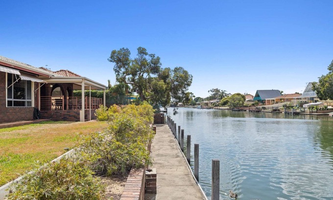 South Yunderup Casa | Canal Tranquillity - 3BR Riverside Home