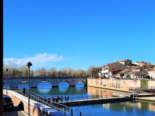 Rimini Historic Center Apartamento | "Canal View", appartamento ampio e luminoso, con splendida vista sul canale e sul ponte romano, free parking, AC, WIFI