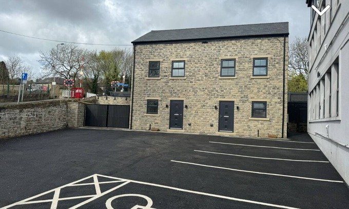 Keighley Casa | Canal view newly built 3 Bedroom house opposite East Riddlesden Hall.