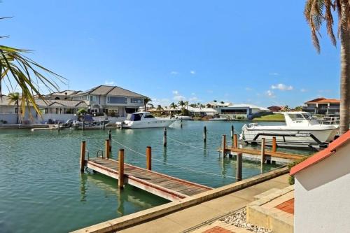 Halls Head Casa | Canal Villa & Jetty-dolphin Views Walk-beachtown