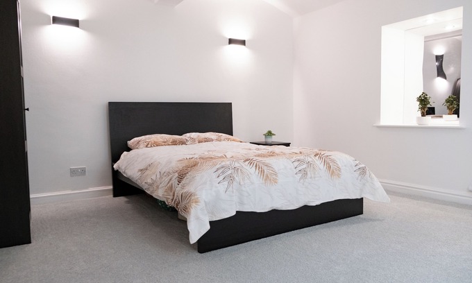 Ashton-under-Lyne Casa | Canalside Flat near Peak District and Manchester - amazing countryside walks