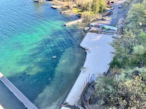 Canandaigua Complejo | Canandaigua Lake Retreat with view and private beach access, foliage, hike, and Ski