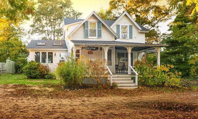 Oak Bluffs Casa | Canary Cottage