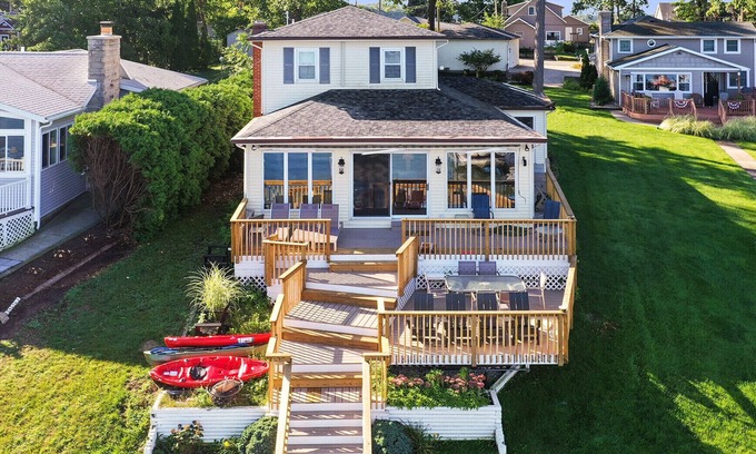 Edwardsburg Casa | Canary Cove: Cute Lake Home, Pontoon INCLUDED, near Notre Dame