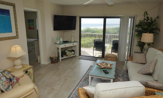Port Canaveral Casa | Canaveral Towers Oceanfront 402!