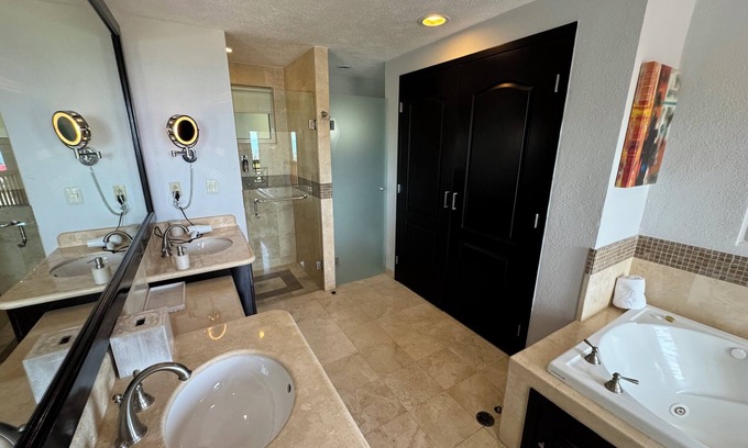 Puerto Juárez Apartamento | Cancún Resort 2-BR Suite · Sleeps 6 · Luxury Amenities & Pools
