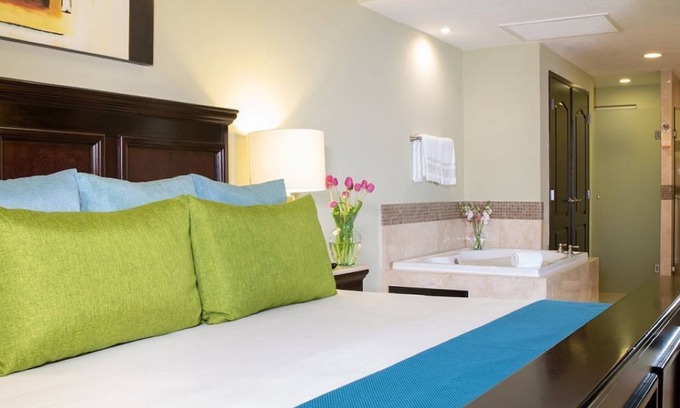 Punta Sam Complejo | Cancun 2 BR, 3 Bath. Luxurious comfort & amazing food, amenities & services!