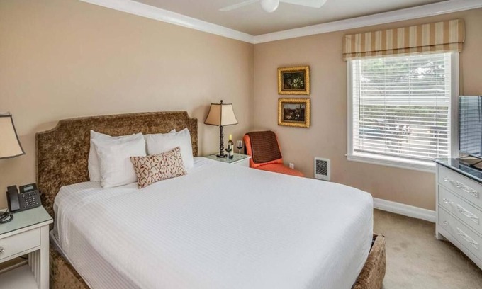 Downtown Cannon Beach Hotel | Cannon Beach Hotel - Classic Queen Room at Cannon Beach Hotel Collection!