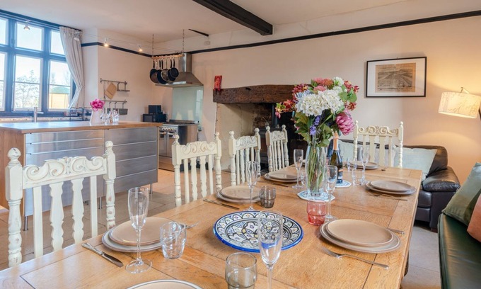 Wotton-under-Edge Cabaña | Canons Court Lodge - Wotton-Under-Edge - Dog friendly