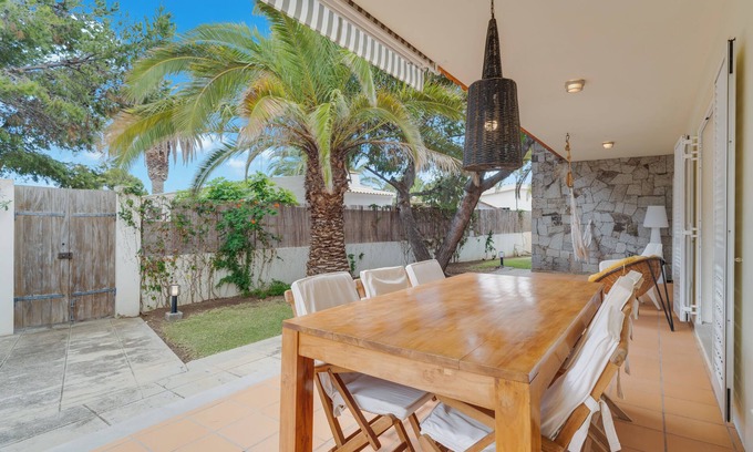 Pedras Pretas Casa | Canto de Ega. The perfect house for a family vacation, a 5-minute walk from the beach.
