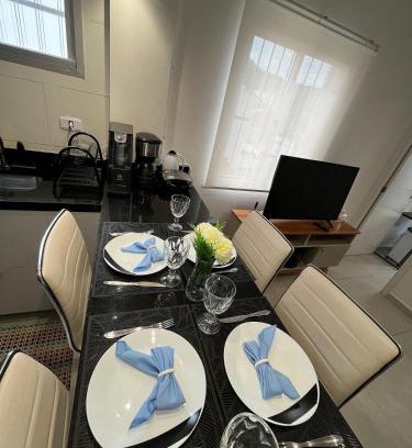 Canto do Forte Apartamento | Canto forte- Suíte c/varanda - até 5 hóspedes- garagem - WI FI e 200 metros da Praia, 50 metros da Av Gastronômica da PG