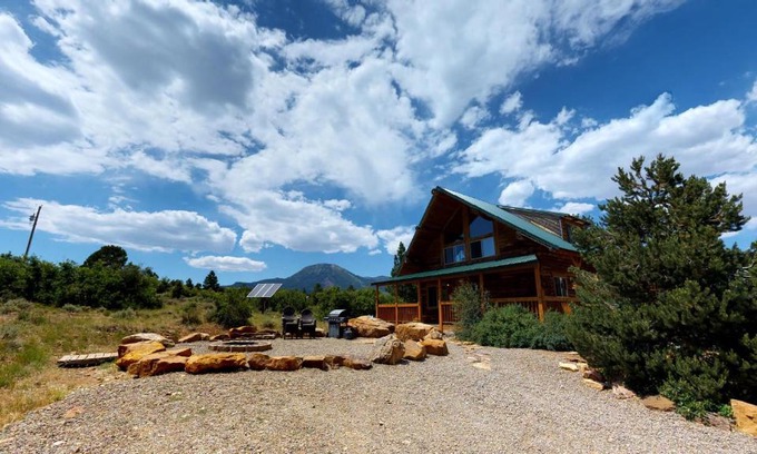 Monticello Casa | Canyon View Family Cabin, Deck, TV Room, Games, BBQ, Campfire