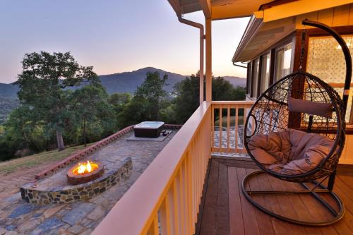 Oakhurst Casa | Canyon View House w/hot tub, game room, views, and more