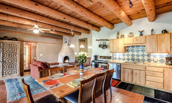 Historic Eastside Casa | Canyon View Retreat: entorno tranquilo, hogar de Adobe con vistas y jacuzzi
