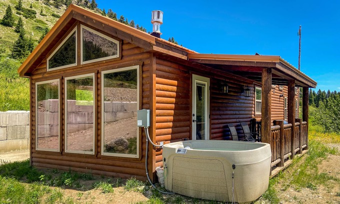 Big Timber Cabina | Canyon Vista - Cozy New Cabin on Big Timber Creek Near Crazy Mountains!