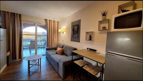 Cap Esterel Apartamento | CAP ESTÉREL studio 4 pers équipé, belle vue Golf, centre village PIERRE & VACANCES , PARKING inclus et 5 PISCINES accès gratuit, CLIM, WIFI, TV, lave-vaisselle et lave-linge,four, plancha