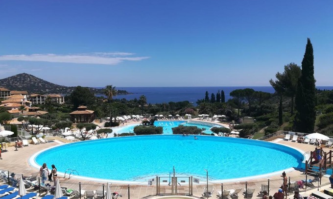 Cap Esterel Apartamento | CAP ESTEREL appartement climatisé dans le centre du village vacances