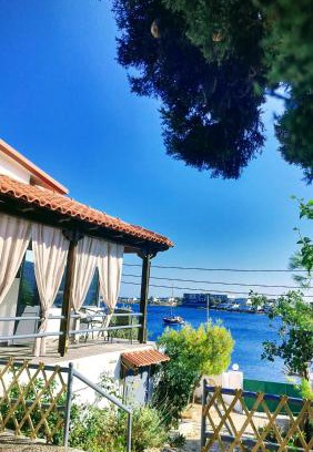 Lavreotiki Casa | Cap Sounion, Seafront Apartment