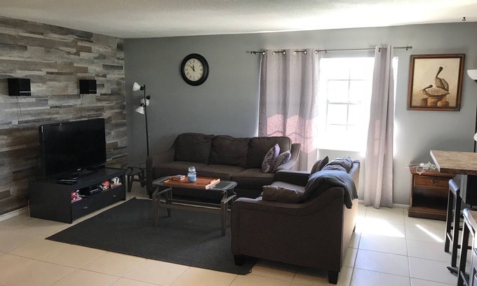 Columbiad Plaza Condominio | Cape Canaveral Play / Work / Live in Walking / Biking desde la playa, pubs, restaurantes