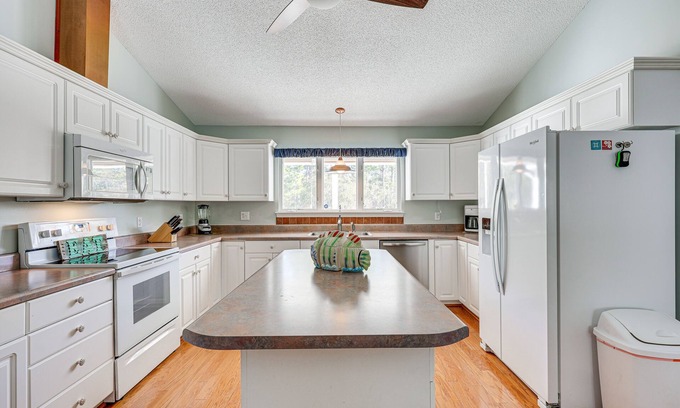 Cape Carteret Casa | Cape Carteret Home ~ 3 Mi to Crystal Coast Beaches