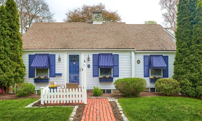 Centerville Casa | CAPE COD AT IT'S BEST 4 BDRM,2.5 BATH CENTERVILLE VILLAGE HOME. PET FRIENDLY, DOGS UNDER 20 POUNDS.