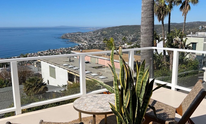 Arch Beach Heights Casa | "Cape Cod Beach-House" Panoramic Ocean View w/Hot Tub-5 min to Beach