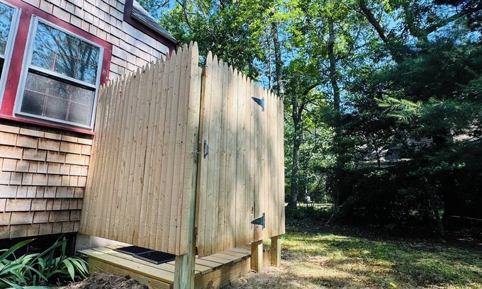 Mashpee Casa | Cape Cod Gem: Steps to a sandy pond, minutes to beaches and restaurants!