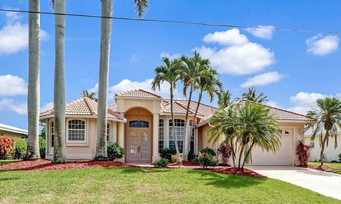 Caloosahatchee Casa | ¡Nuevo listado! Fantástica casa de vacaciones frente al agua de Florida con piscina y spa!
