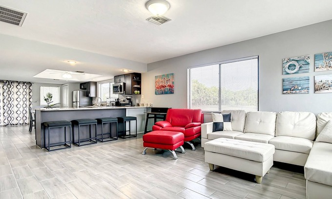 Pelican Casa | Cape D' Harbour -Remodeled w Saltwater Heated Pool