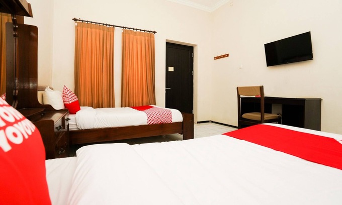 Probolinggo Hotel | Capital O 1430 Hotel Ratna Syariah