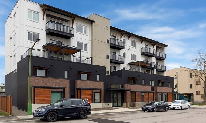 Central Okanagan Condominio | Capri Central Kelowna - Quiet 2 Bedroom with Mountain Views