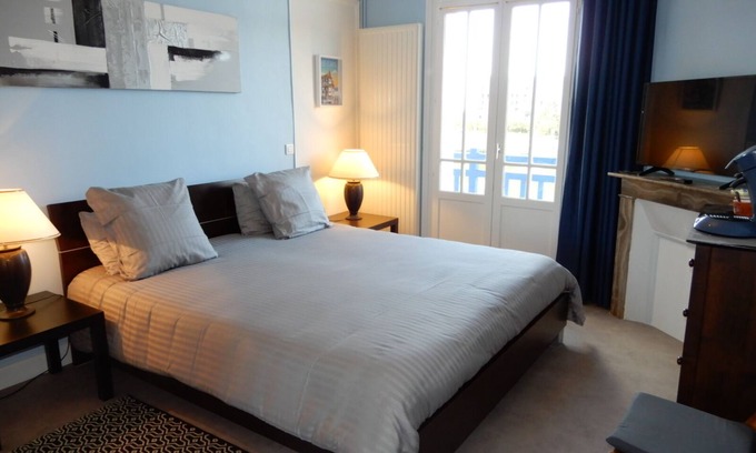 Mers-les-Bains Cama Y Desayuno | CAPRICES DE PLAGE Room with double bed, whirlpool bath, nice balcony, view 300 m from the beach
