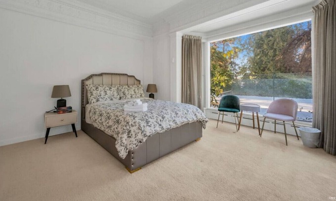 Oakridge Casa | Capricorn Mansion - 1 Queen Private Suite