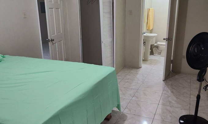 West Gate Hills Apartamento | Capricorns Retreat