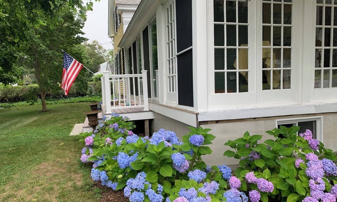 Harwich Port Cama Y Desayuno | Captain Ellis Antique Home in Harwich Port, Cape Cod, MA - 1 Room Rental