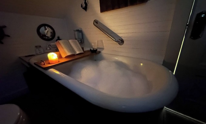 Seaview Casa | Captain's Cottage – A Unique Vintage stay & Nautical Retreat, Nautical Vintage stay w/ soaking tub &