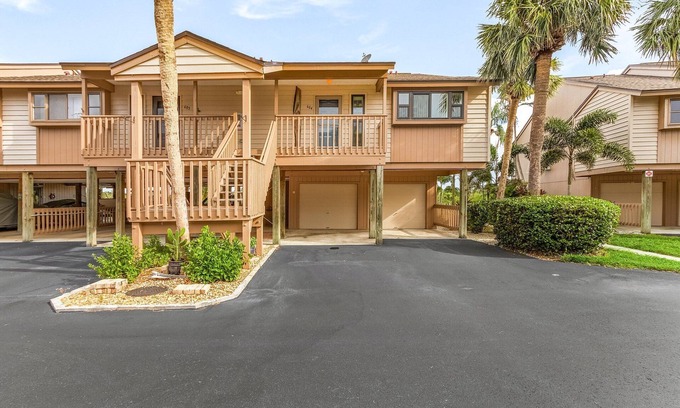Bokeelia Condominio | Captain`s Harbor Condo 2/2 on the water!