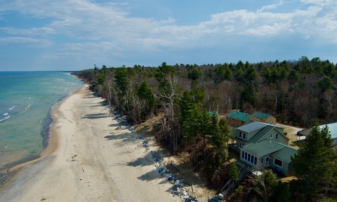 Newberry Casa | Captain's Hideaway Lake Superior/Lake Front Home Deer Park
