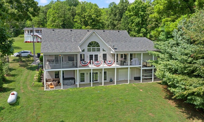 Clarkson Cabina | Captain's Lodge+ Nolin Lake + Mammoth Cave+ Arcade + Hot Tub, Table Tennis + Foosball+ Pizza Oven
