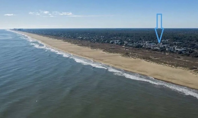 Northeast Virginia Beach Casa | Captain's Mansion 8bdrm/18guests vacation gem steps to beach