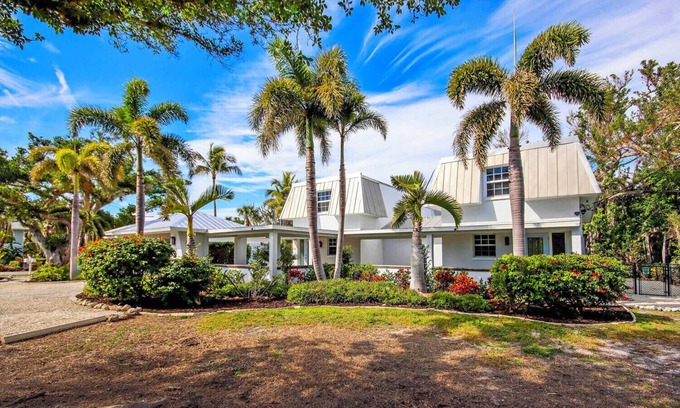 Shell Harbor Casa | Captain's Nest Sanibel, with Pergola on East End