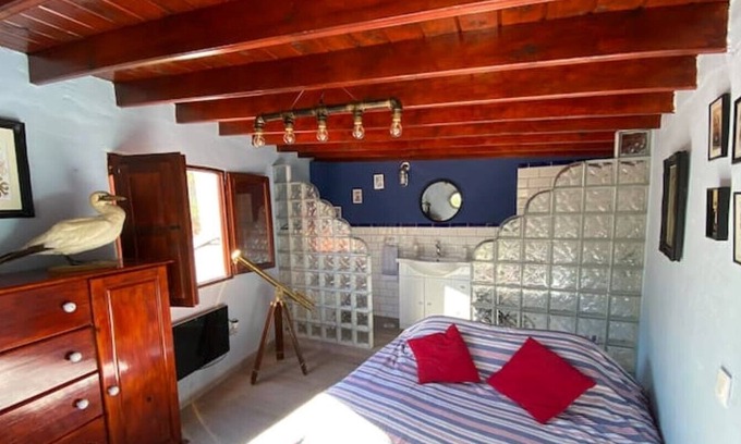 Las Lagunetas Cama Y Desayuno | ‘Captain’s Cabin’ with magnificent mountain views