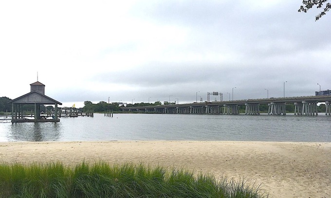 Willoughby Spit Casa | Captains Cottage, large deck, view of water!