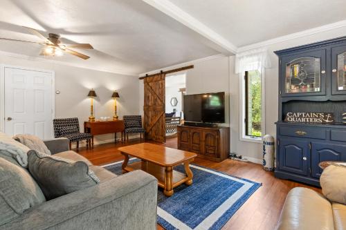 Ephraim Casa | Captains Quarters by Simple Life Rentals