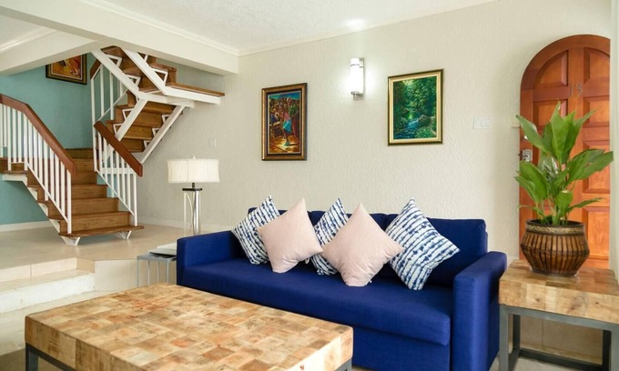 Kingston Casa | Captivating 2-Bed Town-House in Kingston