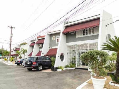 Kingston Casa | Captivating 2-Bed Town-House in Kingston