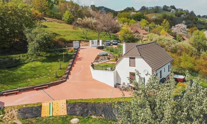 Uhliska Cabaña | Captivating 3-Bedrooms Cottage in the hills
