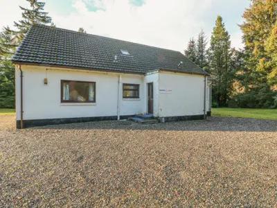 South Laggan Casa | Captivating 5-Bed Cottage with private hot tub