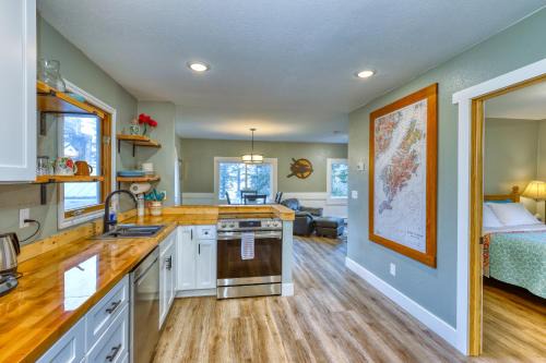 Kodiak Apartamento | Captivating Coastline 2 BR Retreat with Ocean View